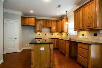 612 Spruce Dr in Conroe, TX - Foto de edificio - Building Photo