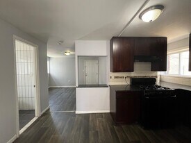 98 Old Bergen Rd, Unit BSMT in Jersey City, NJ - Building Photo