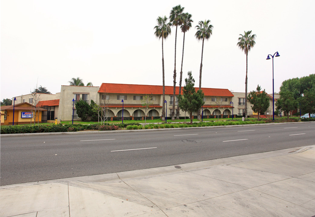 La Corona Apartments in Downey, CA - Foto de edificio