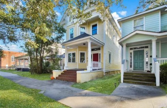 property at 913 E Henry St