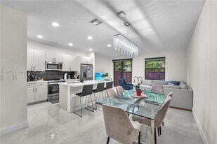 15850 NW 91st Ct in Miami Lakes, FL - Building Photo