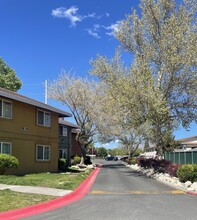 Parkside Gardens Apartments in Sparks, NV - Building Photo - Building Photo