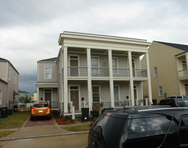 831 St Mary Dr in New Orleans, LA - Foto de edificio - Building Photo