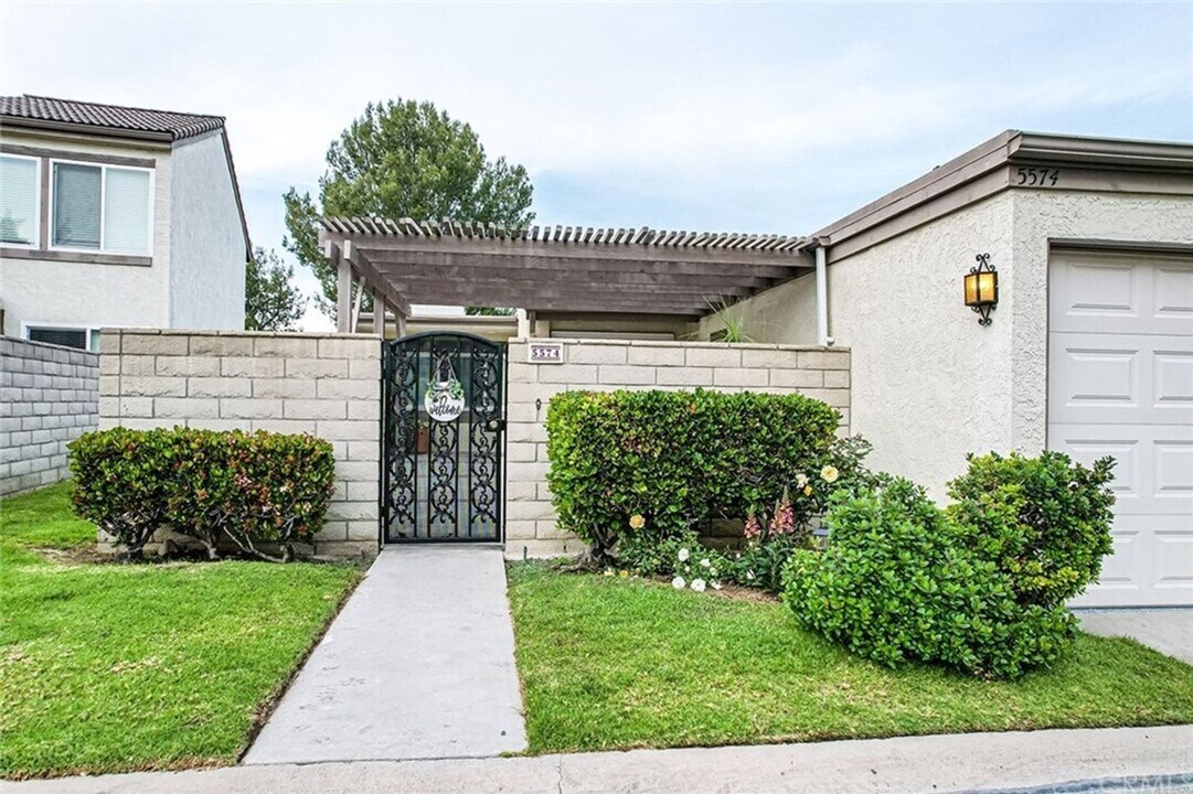 5574 E Vista Del Amigo in Anaheim, CA - Building Photo