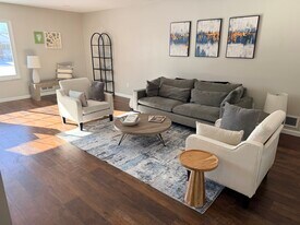 670 E Fox Hills Dr, Unit 109 in Bloomfield Hills, MI - Building Photo