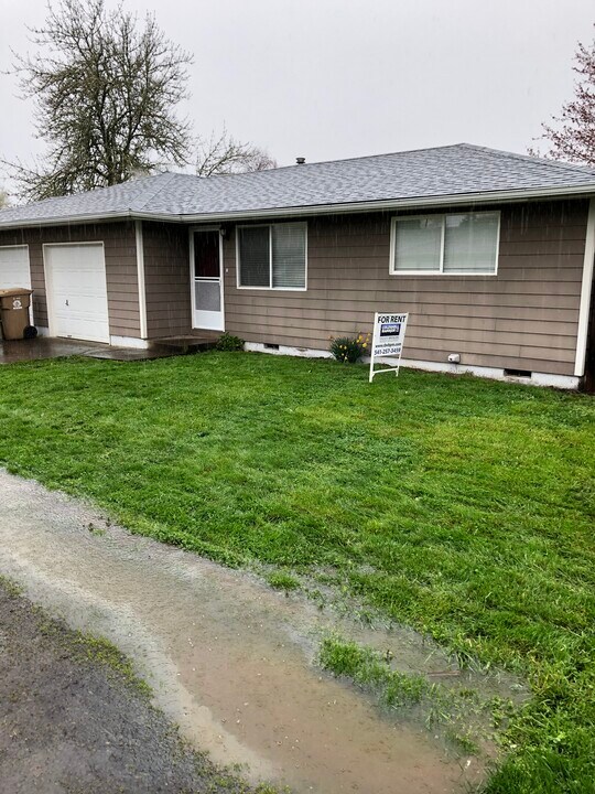 408 Kay Ave in Brownsville, OR - Building Photo