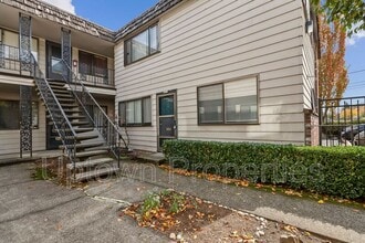 8043 NE Flanders St in Portland, OR - Building Photo - Building Photo