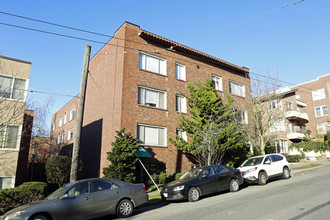 Viking Apartments in Seattle, WA - Building Photo - Building Photo