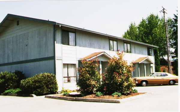 2243 I St NE in Auburn, WA - Foto de edificio