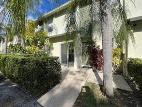 843 Crystal Lake Dr in Pompano Beach, FL - Building Photo - Building Photo