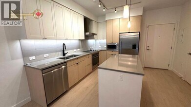 3205 Mountain Hwy in North Vancouver, BC - Building Photo - Building Photo