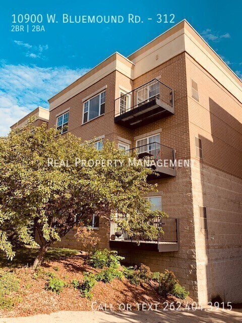 10900 W Bluemound Rd in Wauwatosa, WI - Building Photo - Building Photo