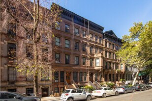 130 W 73rd St in New York, NY - Building Photo