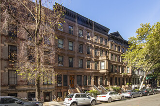 130 W 73rd St in New York, NY - Building Photo - Primary Photo