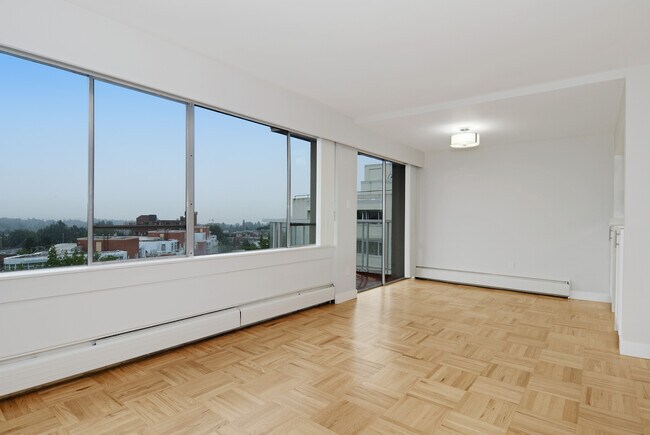 5976 Tisdall St in Vancouver, BC - Building Photo - Building Photo