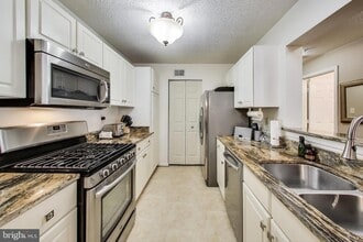 10021 Vanderbilt Cir, Unit 14 in Rockville, MD - Building Photo - Building Photo