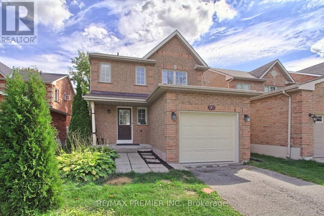 90 Covent Cres in Aurora, ON - Building Photo
