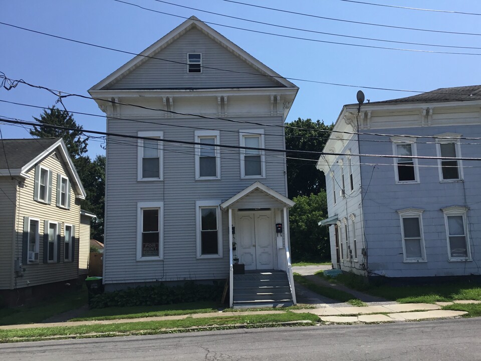 112 Church St in Frankfort, NY - Foto de edificio