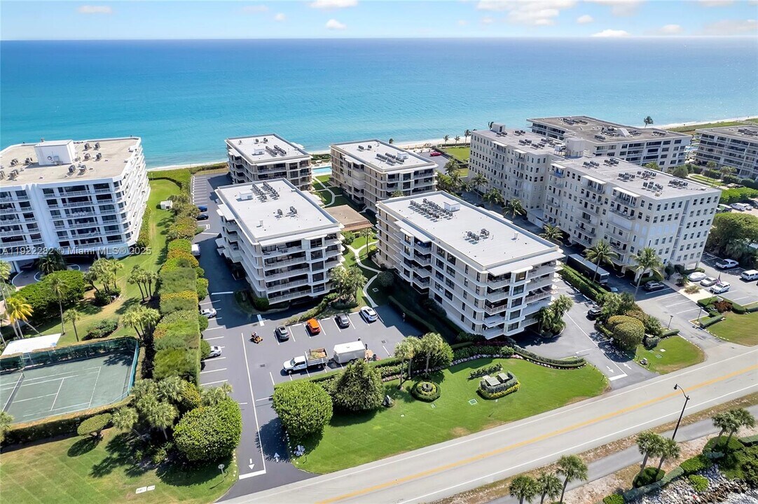 3200 S Ocean Blvd in Palm Beach, FL - Building Photo