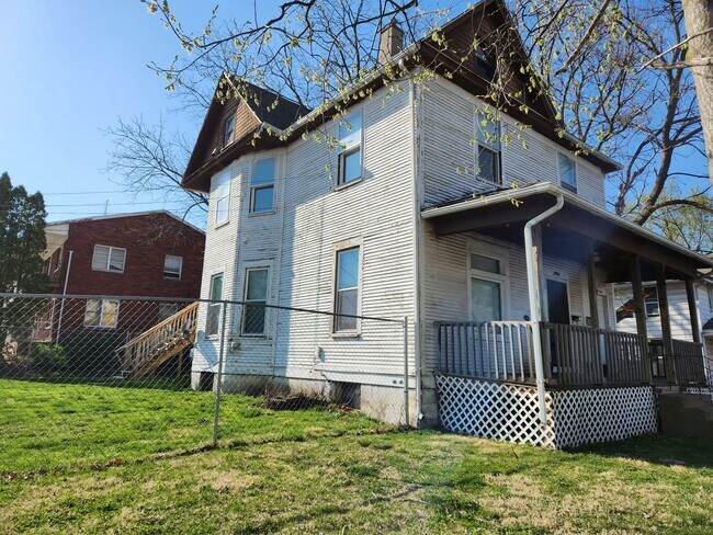 1704 N Perry St in Davenport, IA - Building Photo - Building Photo