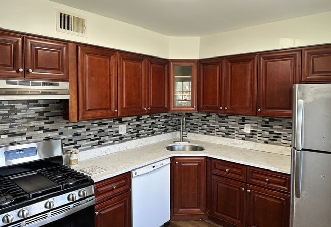 8401 Hana Rd in Edison, NJ - Building Photo - Building Photo