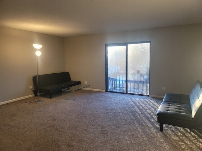 30 Thayer Pond Dr in Oxford, MA - Building Photo - Building Photo