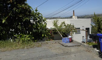 242 Kendall Ave in Crockett, CA - Building Photo