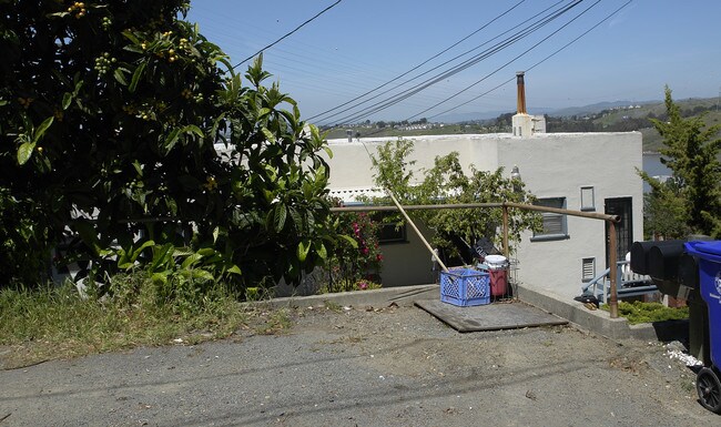 242 Kendall Ave in Crockett, CA - Foto de edificio - Building Photo