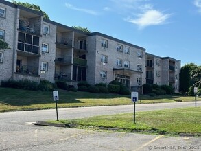 300 Meadowside Rd in Milford, CT - Building Photo - Building Photo