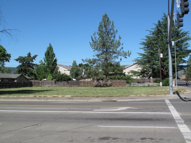 1319 W Stewart Ave in Medford, OR - Building Photo - Building Photo