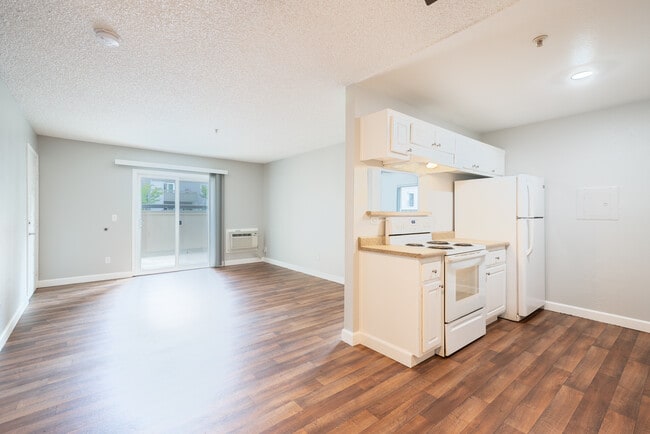 Creekside Park Apartments in Napa, CA - Building Photo - Interior Photo