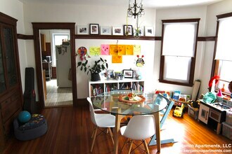 385 Pond Ave, Unit 3 in Brookline, MA - Foto de edificio - Building Photo