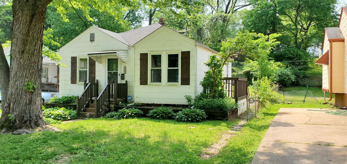 8808 Eichler Pl in Jennings, MO - Building Photo