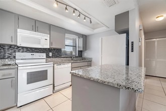 1423 Mediterranean Dr in Punta Gorda, FL - Building Photo - Building Photo