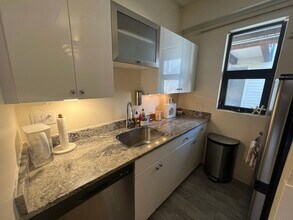 12 Stoneholm St, Unit 617 in Boston, MA - Foto de edificio - Building Photo