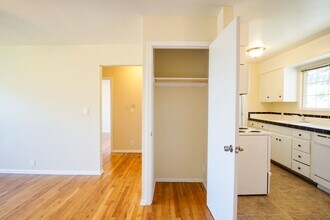 5025 S Corbett Ave in Portland, OR - Building Photo - Building Photo