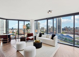 215 N Clinton St in Chicago, IL - Foto de edificio - Building Photo