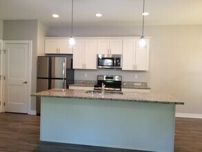 1036 66th St, Unit 1036.5 in Windsor Heights, IA - Building Photo - Building Photo