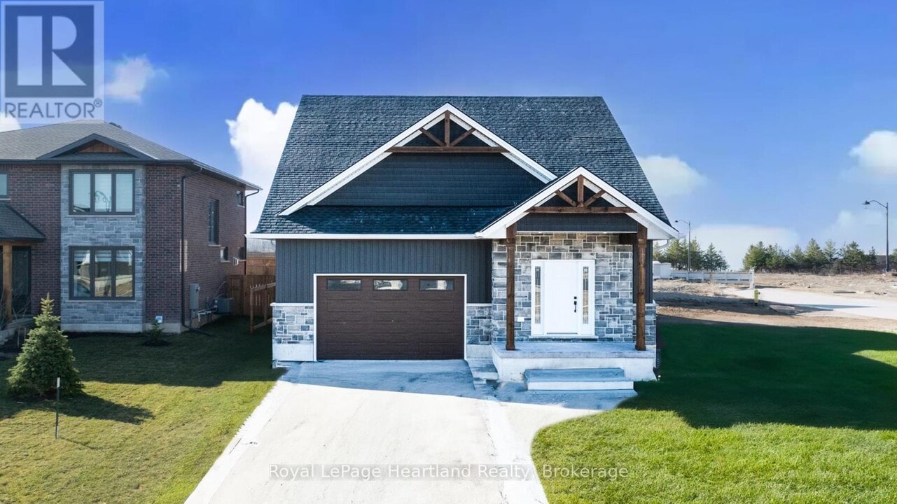 441 Coast Dr in Goderich, ON - Building Photo