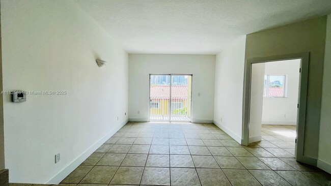 695 SW 11th St in Miami, FL - Building Photo - Building Photo