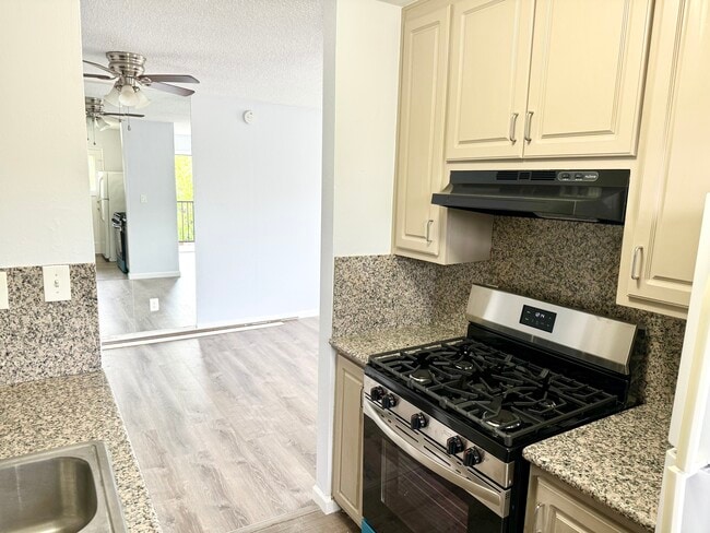 4549 Greenholme Dr, Unit 4 in Sacramento, CA - Building Photo - Building Photo