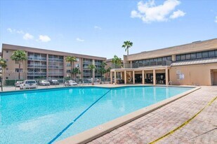 17000 NW 67th Ave in Hialeah, FL - Building Photo