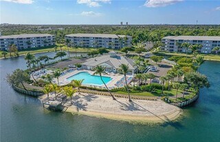 16635 Lake Circle Dr, Unit 613 in Ft. Myers, FL - Building Photo