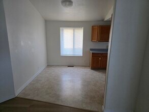 963 SE Miller Ave in Dallas, OR - Foto de edificio - Building Photo