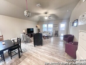 908 Windflower in New Braunfels, TX - Building Photo - Building Photo