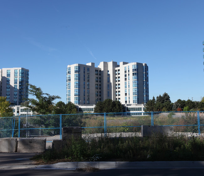 Sailwinds Condominiums in Whitby, ON - Building Photo - Building Photo