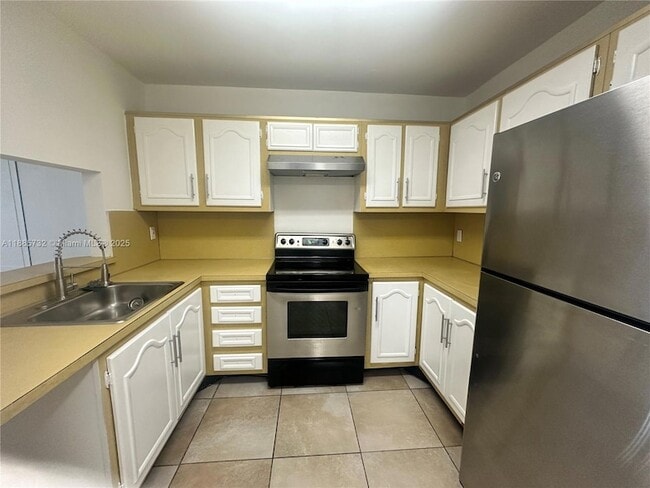 13685 NE 10th Ave, Unit 411 in North Miami, FL - Building Photo - Building Photo