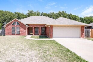 309 Woodlawn St in Krum, TX - Building Photo