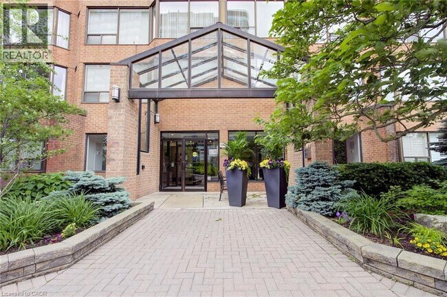 1270 Maple Crossing Blvd in Burlington, ON - Building Photo - Building Photo