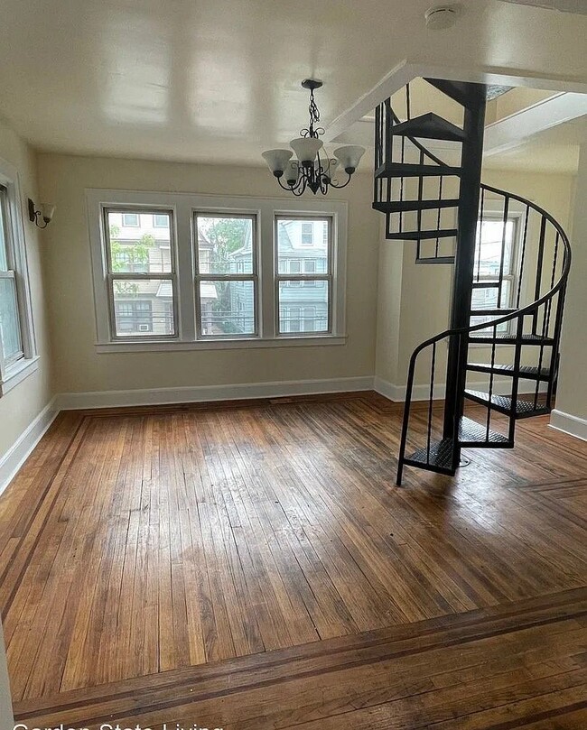 24-26-26 Irving Ave, Unit 2